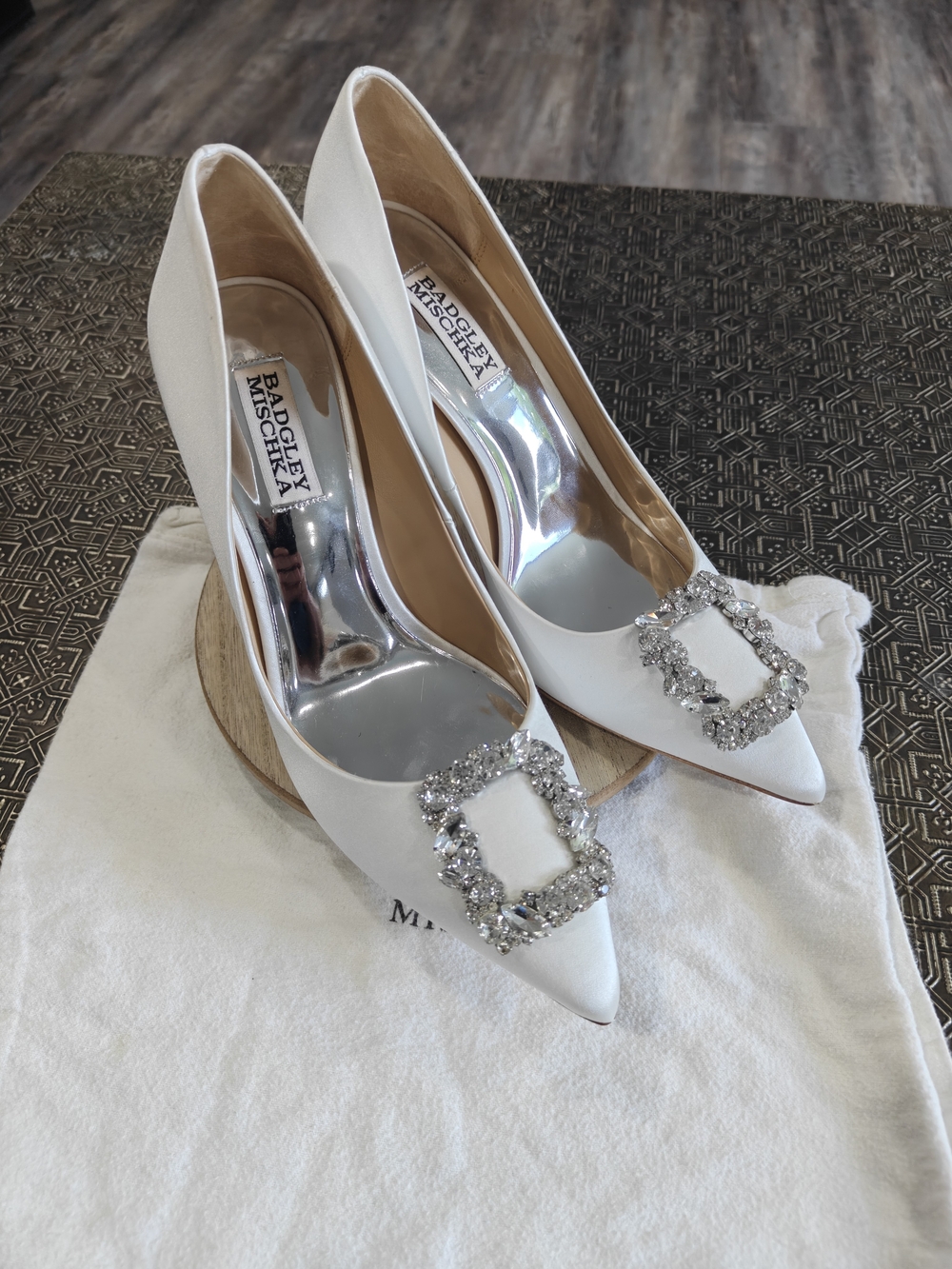 Badgley Mischka Women's Cher Crystal Buckle Pumps in white satin Size 8 EXC! - Picture 13 of 17
